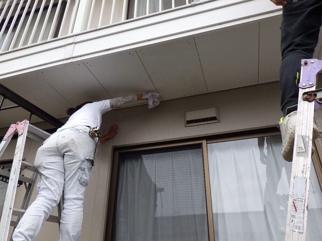 軒天の清掃中です