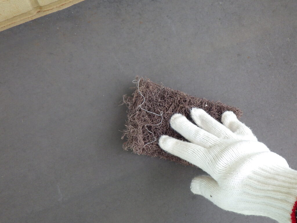 外壁金属部のケレン中です