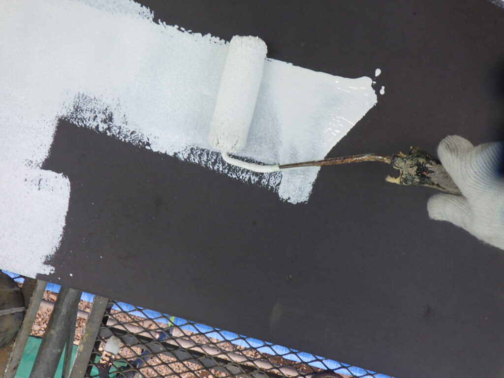 外壁金属部の錆止め塗装中です