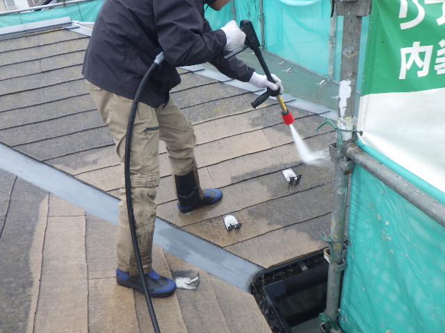 屋根の高圧洗浄中です