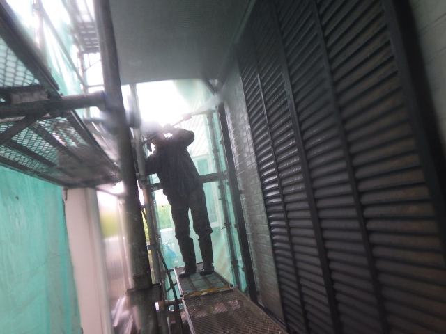 外壁の高圧洗浄中です