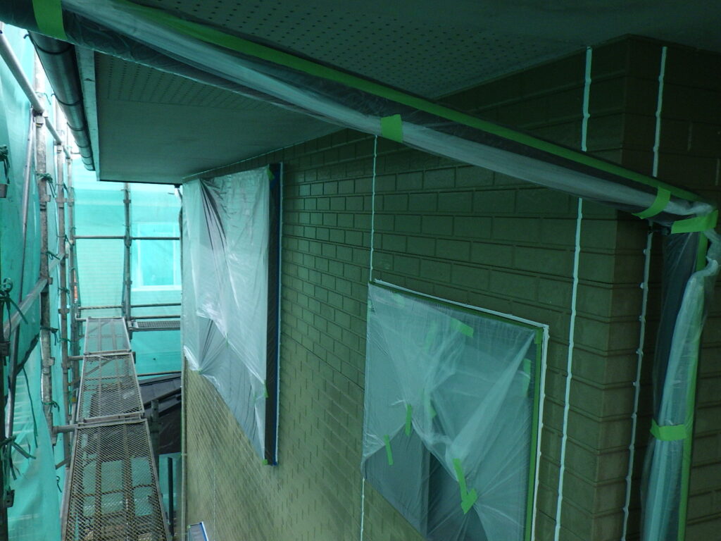 窓周りの養生が終了しました