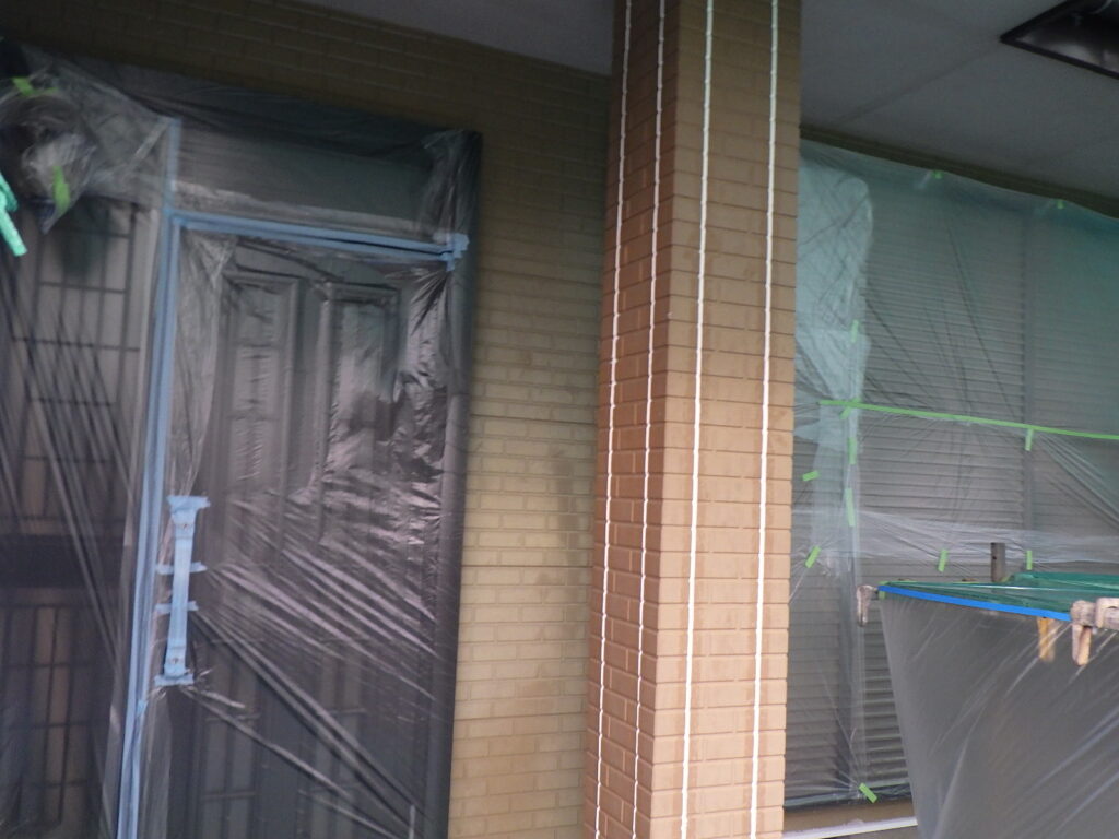 窓周りの養生が終了しました