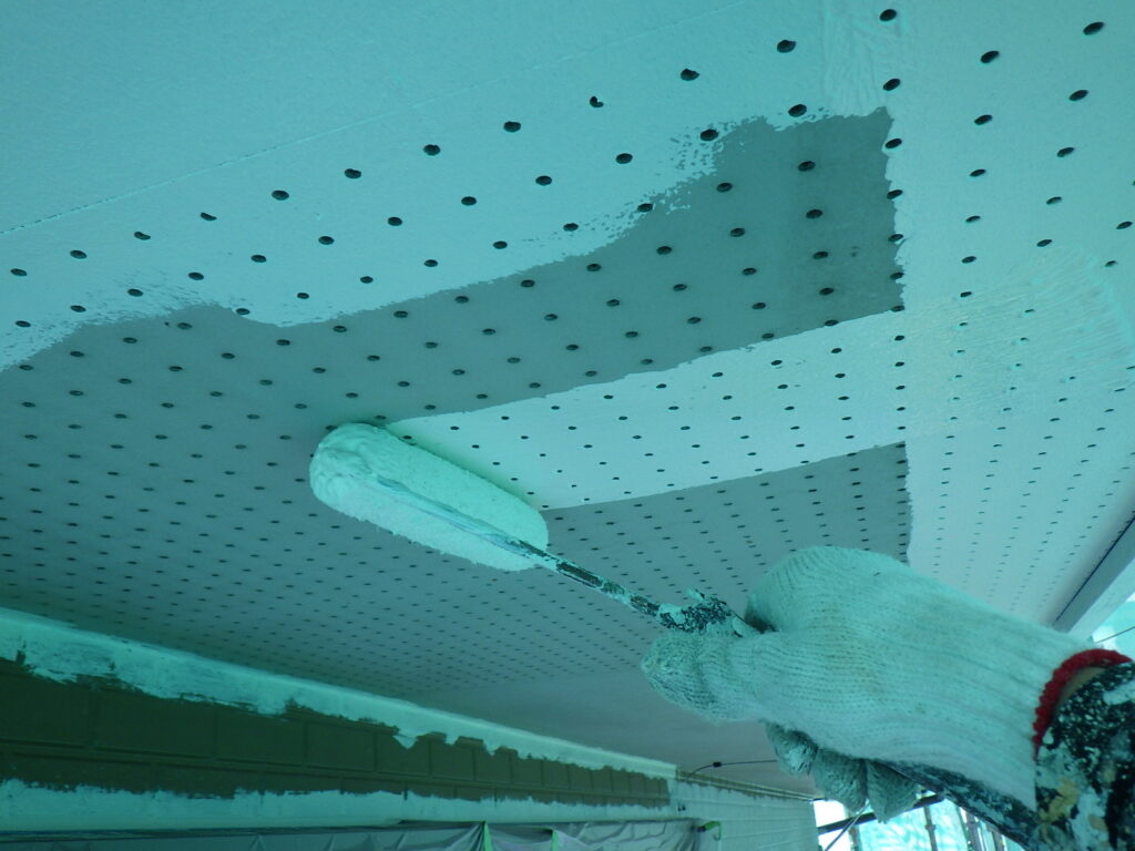 ２階軒天１回目塗装中です