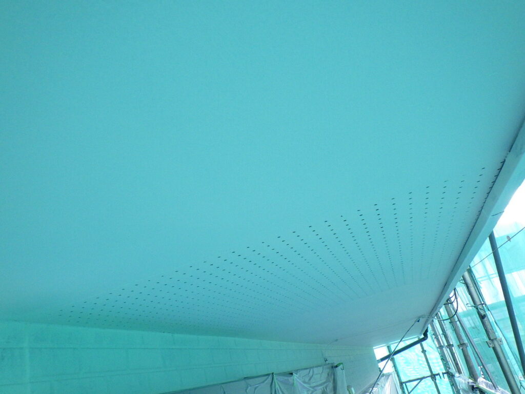 ２階軒天１回目塗装終了です