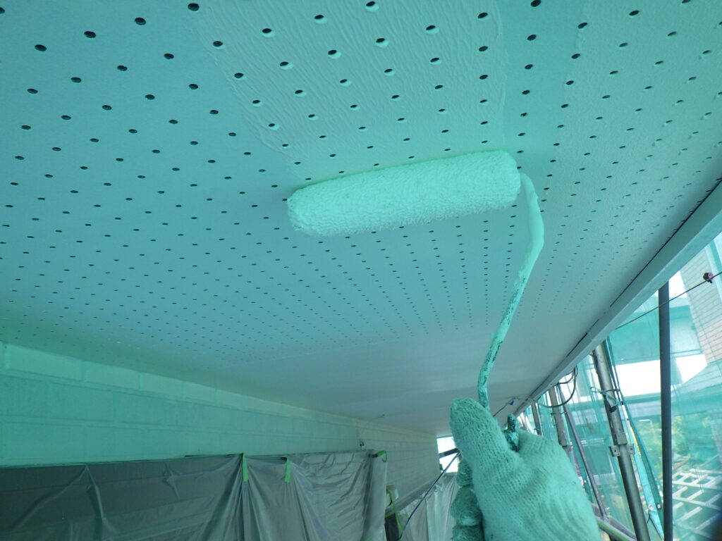 ２階軒天２回目塗装中です