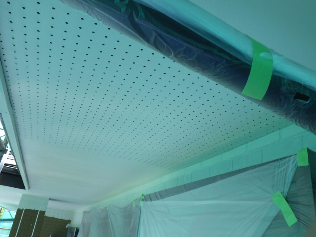 ２階軒天２回目塗装終了です