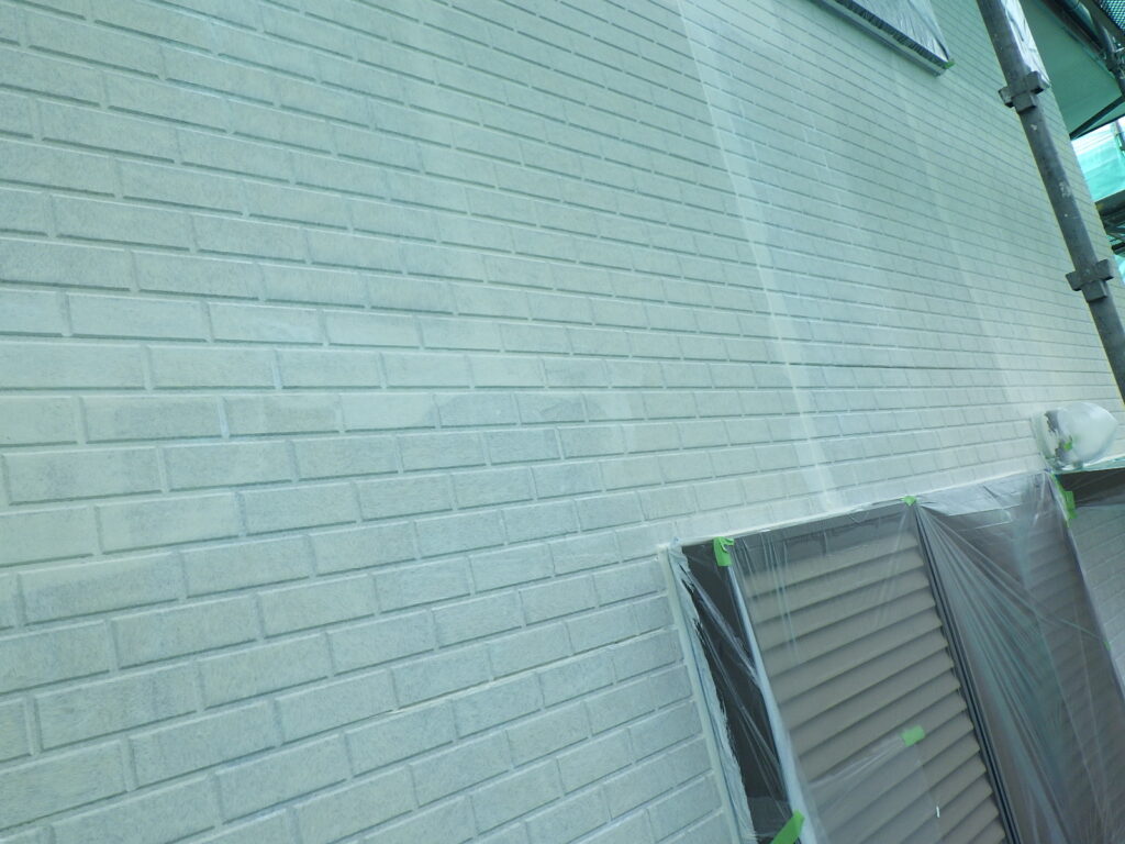 ２階外壁面の下塗りと塗装終了です