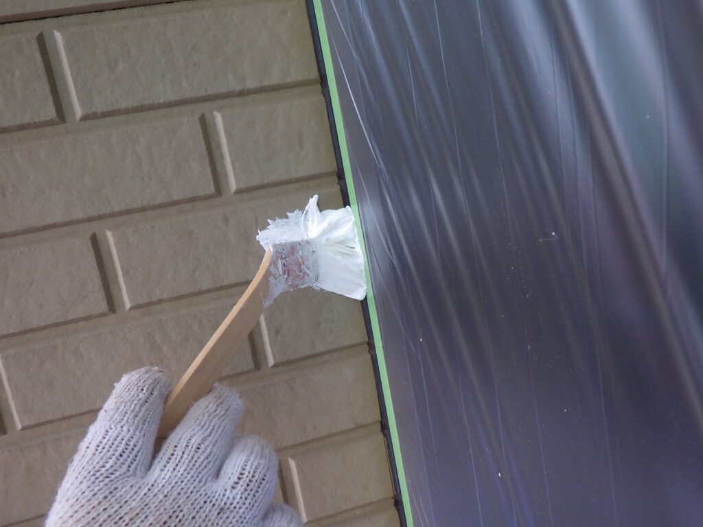 ２階外壁面の下塗りと塗装中です