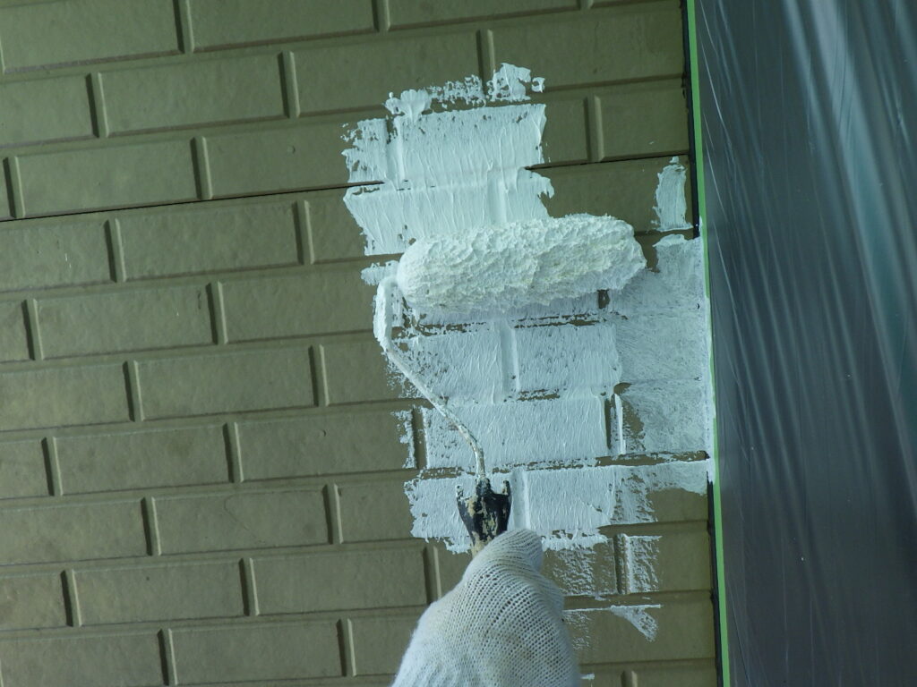 ２階外壁面の下塗りと塗装中です