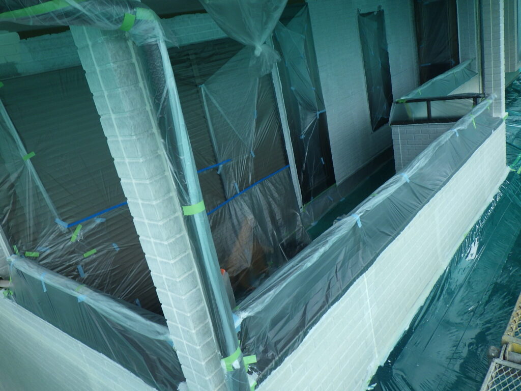 ２階外壁面の下塗り塗装終了です