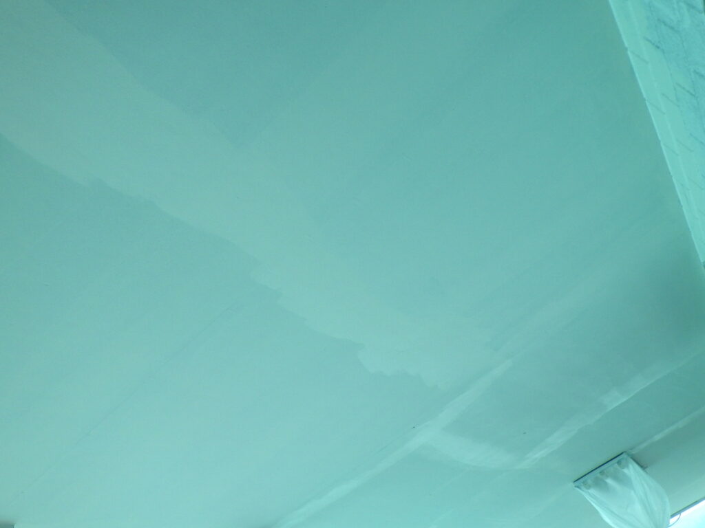 １階軒天１回目塗装終了です