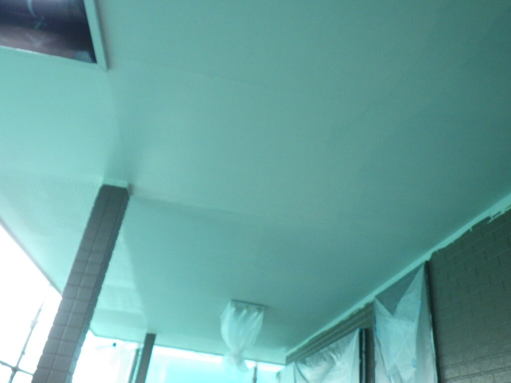 １階軒天１回目塗装終了です