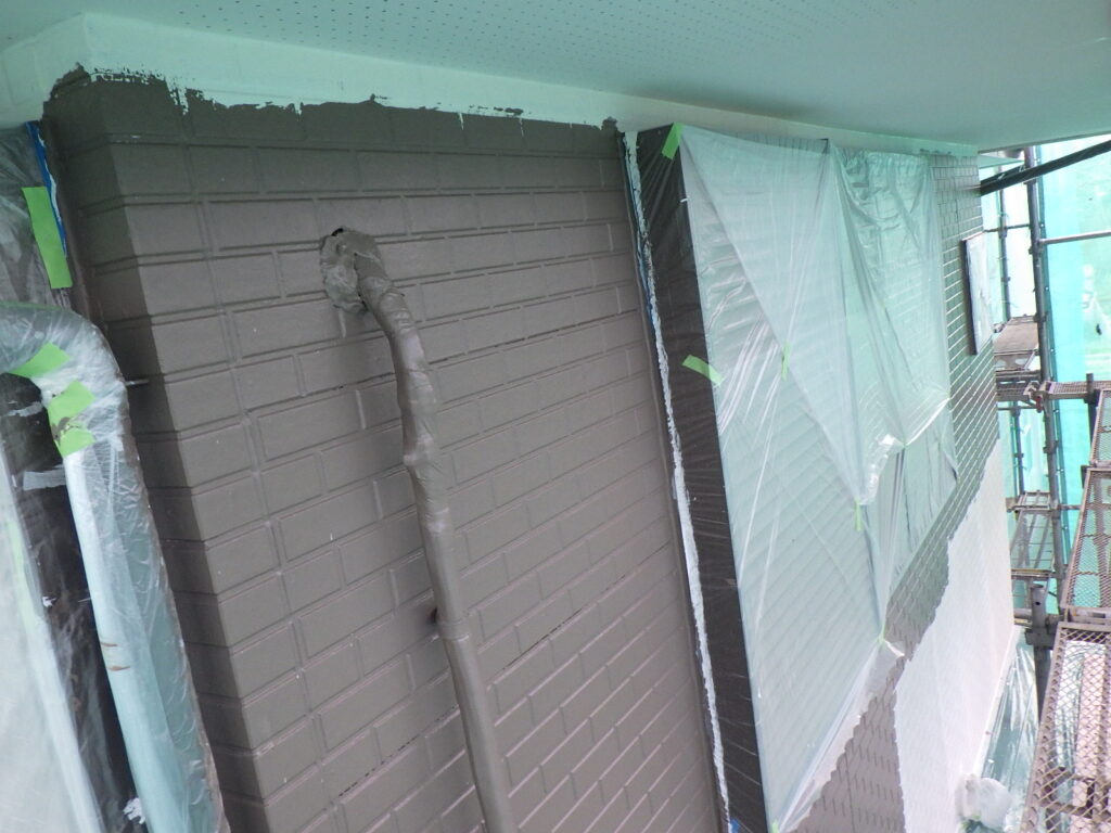 ２階外壁面の中塗り塗装中です
