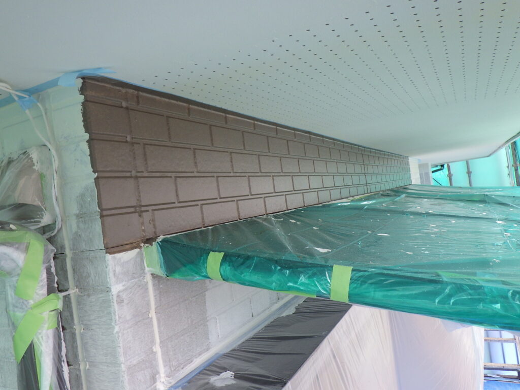 外壁の中塗り塗装中です