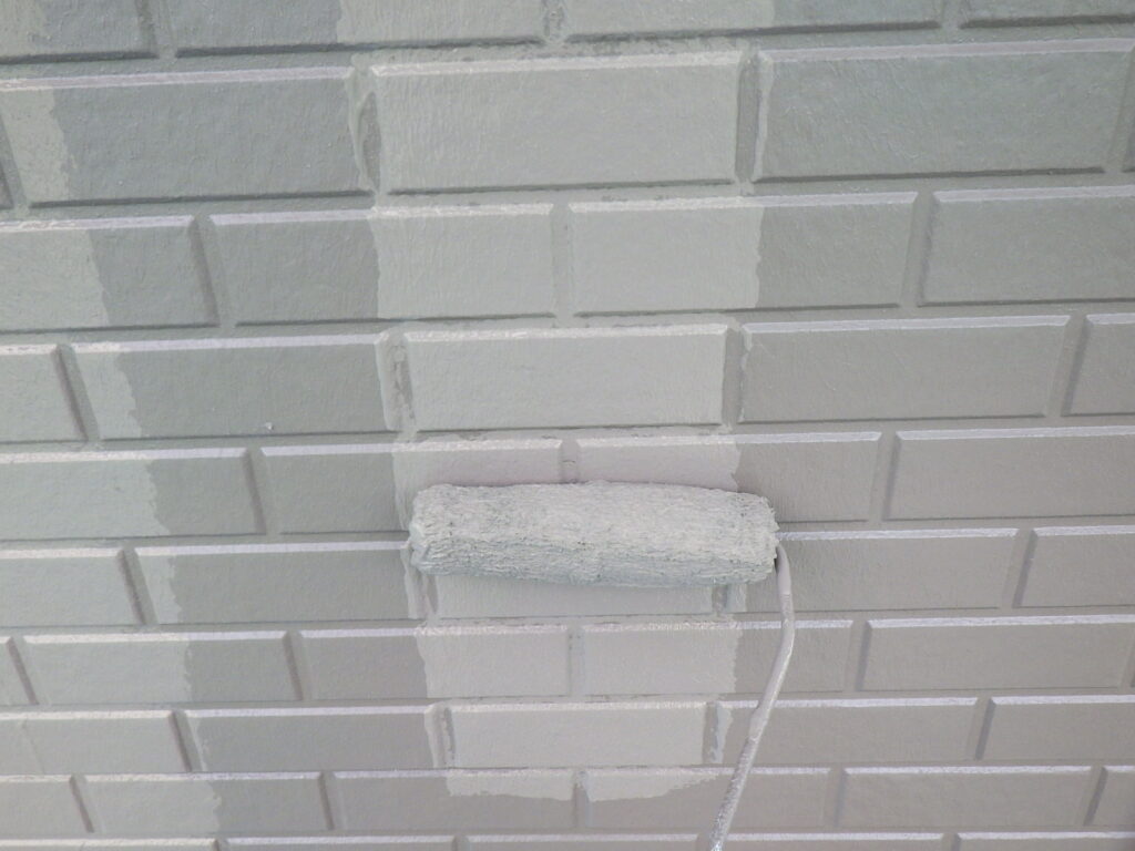 外壁の上塗り塗装中です