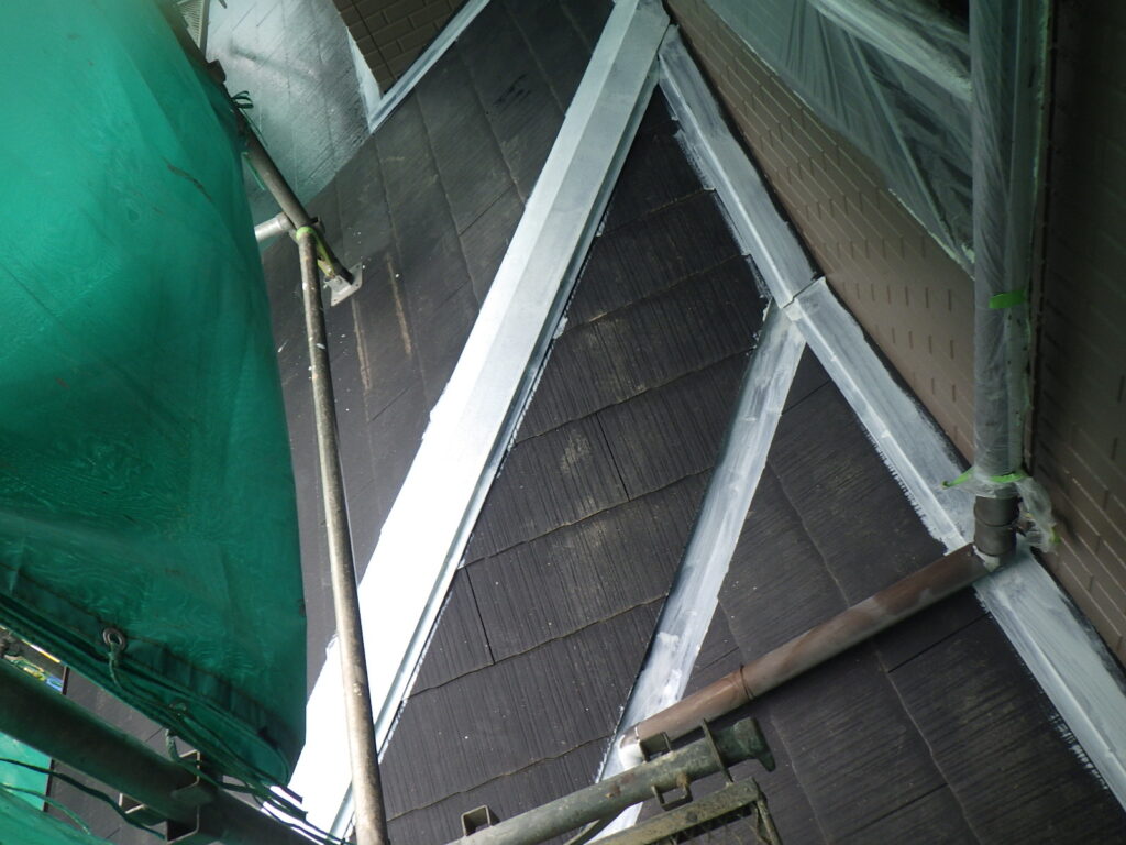下屋根板金部錆止め終了です
