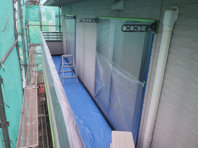 ベランダ周りの養生をしました