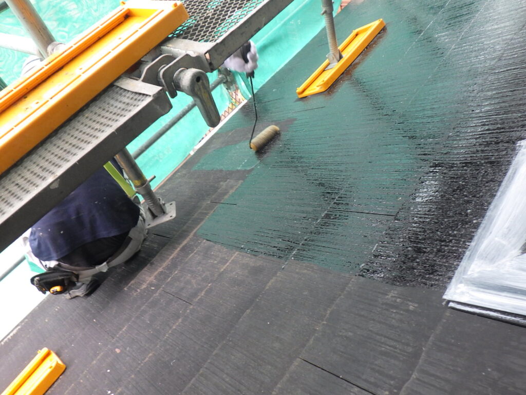 下屋根プライマー塗装中です