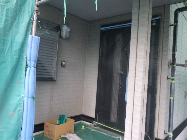 玄関周りの養生をしました