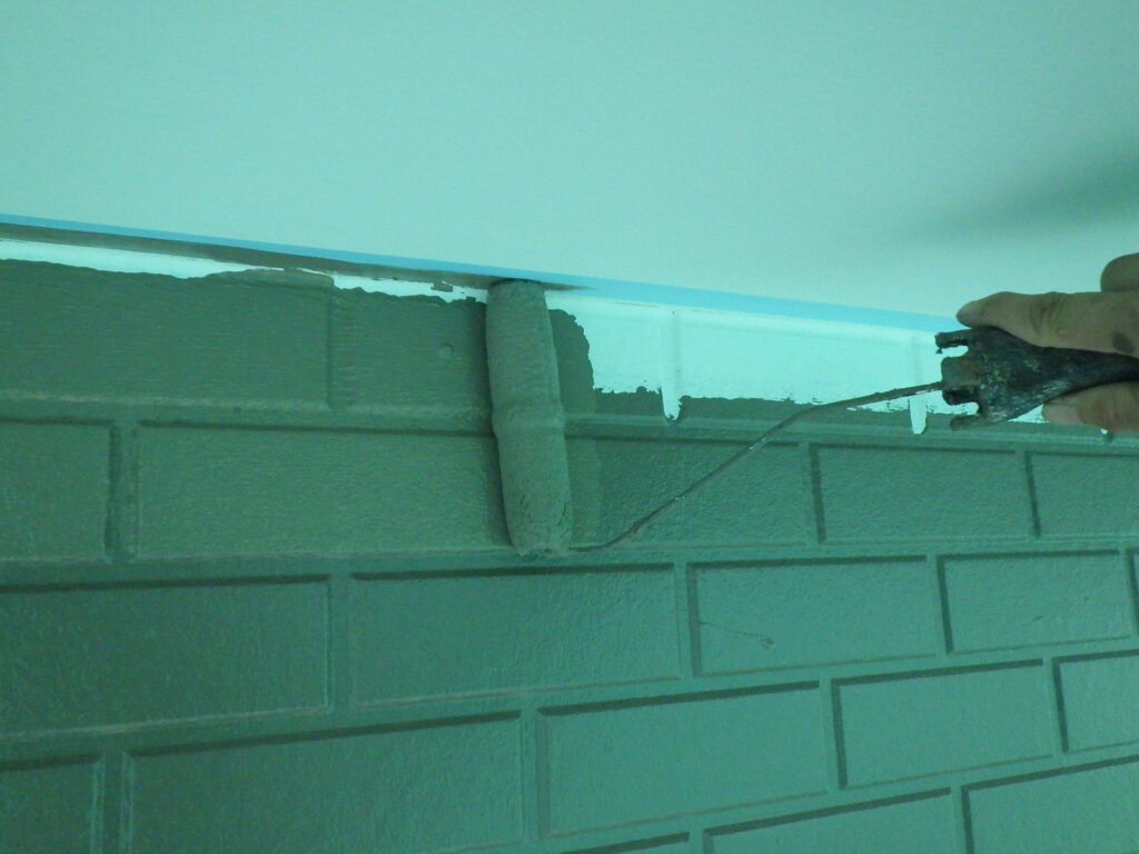 軒天取り合い塗装１回目です