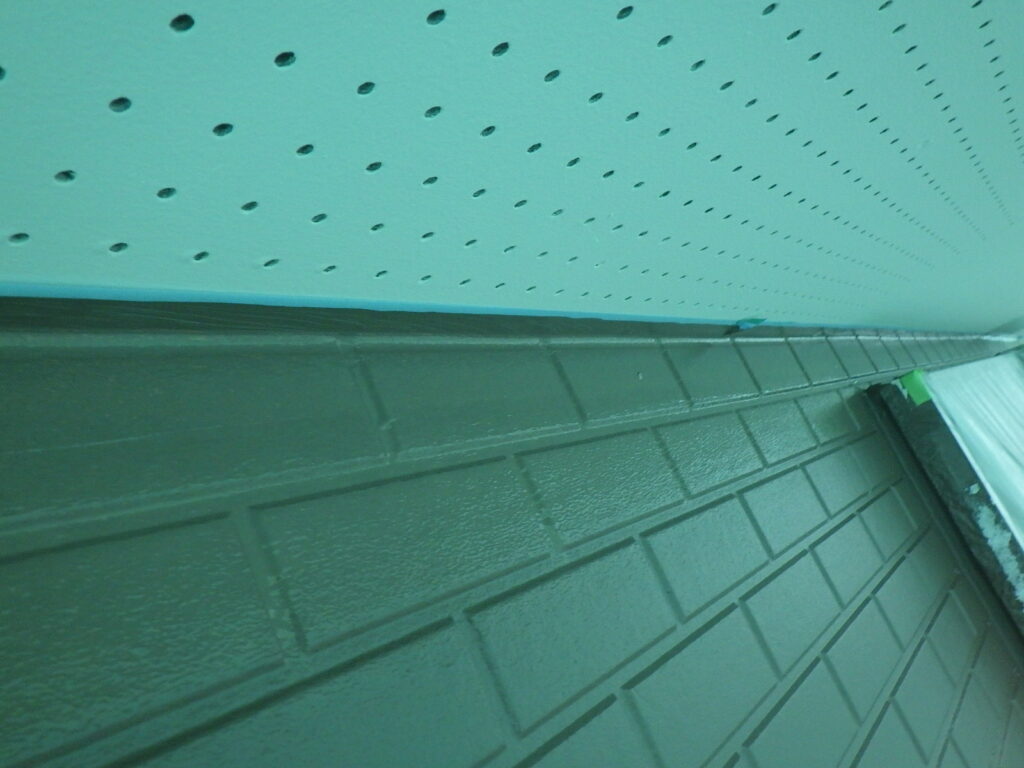 軒天取り合い塗装１回目終了です