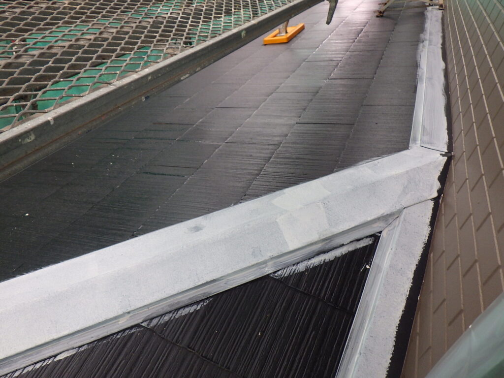 下屋根下塗り塗装終了です