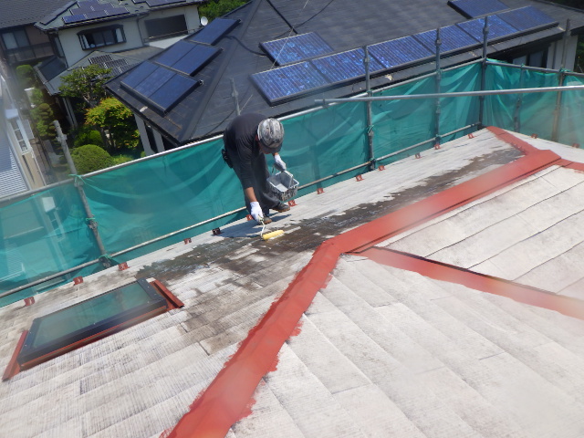 屋根の下塗り塗装中です