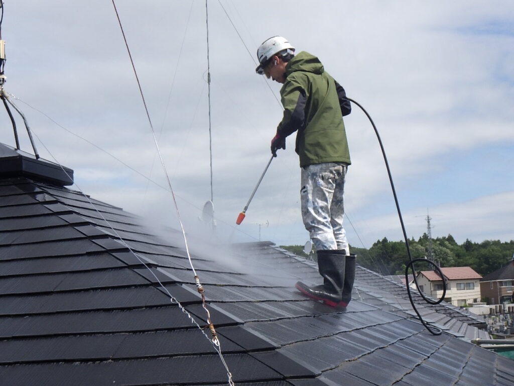 屋根の高圧洗浄中です