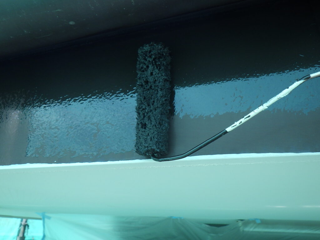 破風板金の中塗り中です