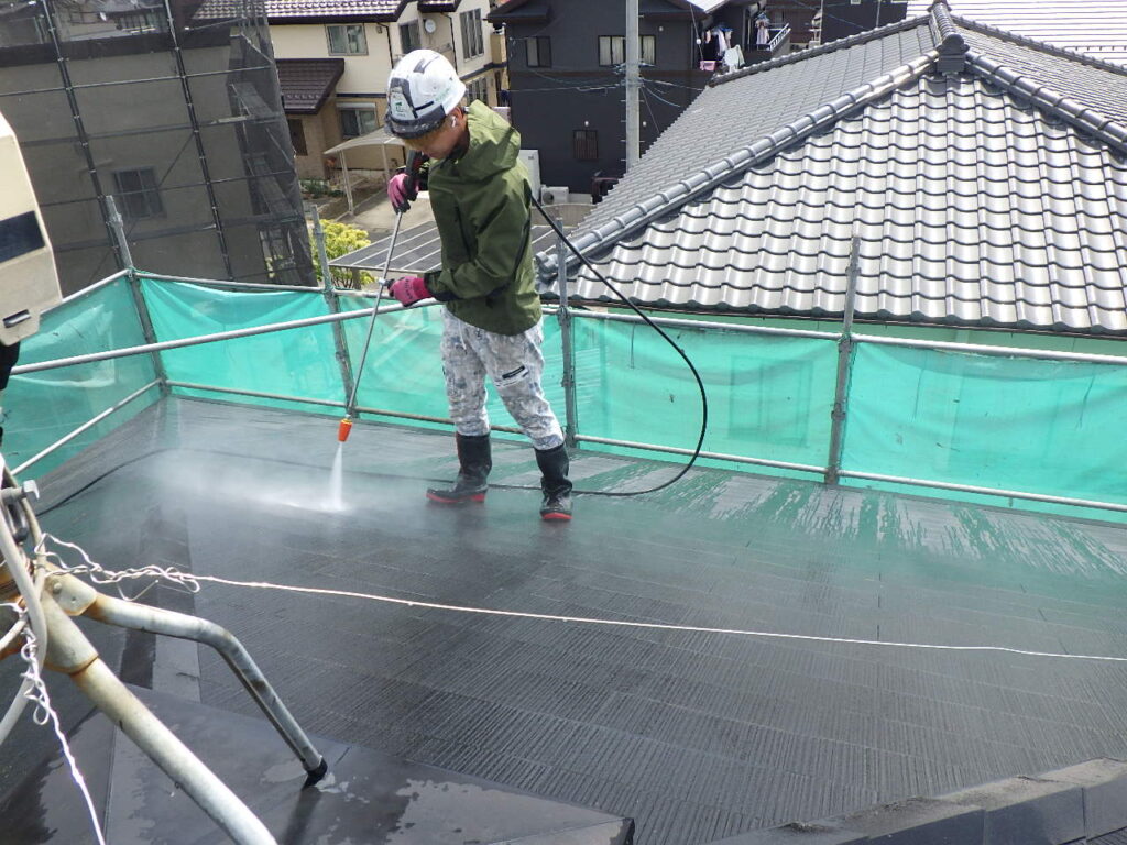 屋根の高圧洗浄中です