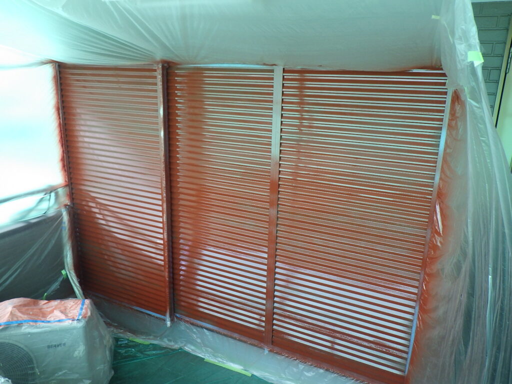 雨戸下塗り吹付終了です