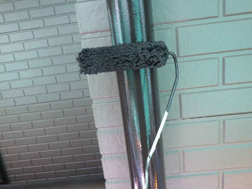 竪樋の中塗り中です