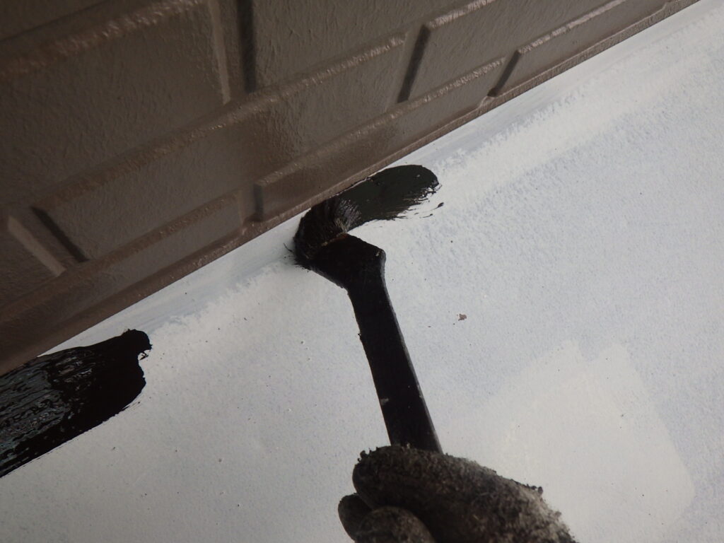 出窓天板の中塗り塗装中です