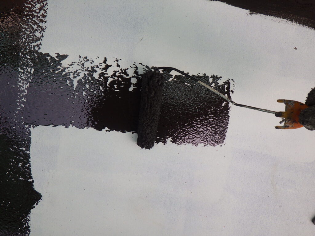 出窓天板の中塗り塗装中です