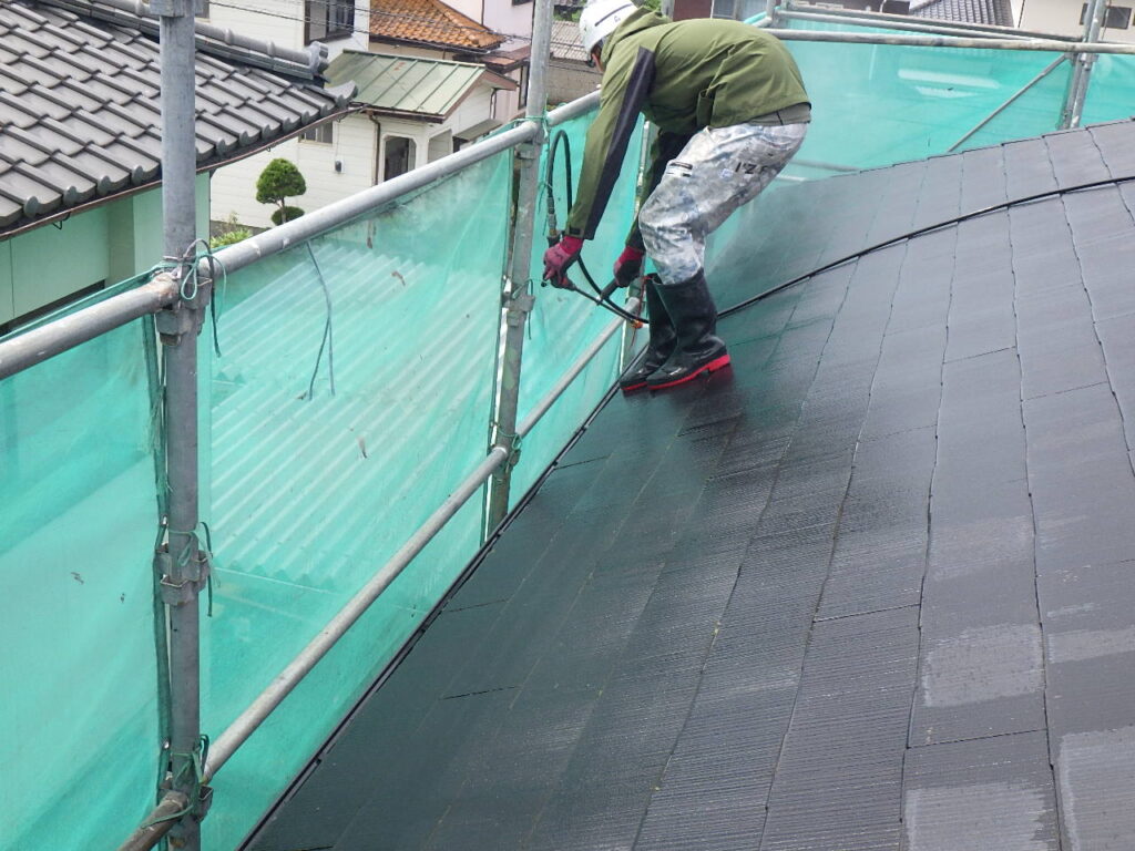 屋根の高圧洗浄中です