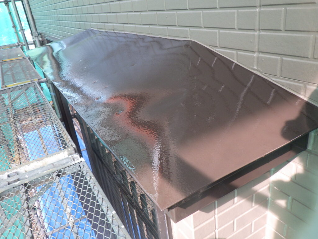 出窓天板の中塗り塗装終了です