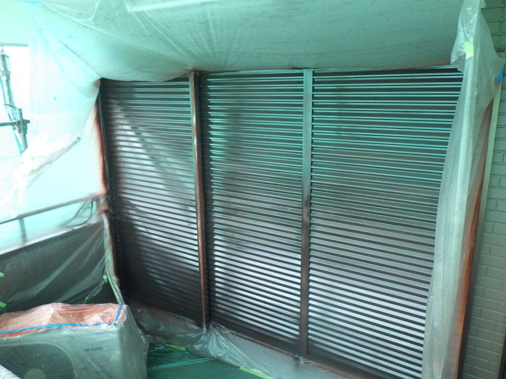 雨戸中塗り吹付終了です