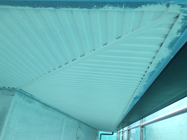 軒天１回目塗装終了です