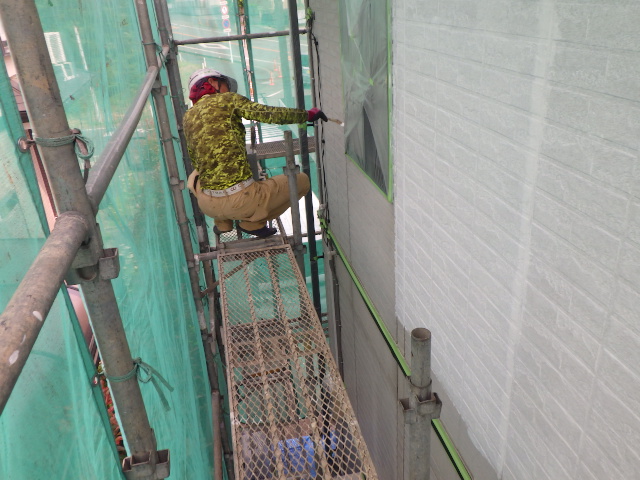 外壁下塗り塗装中です