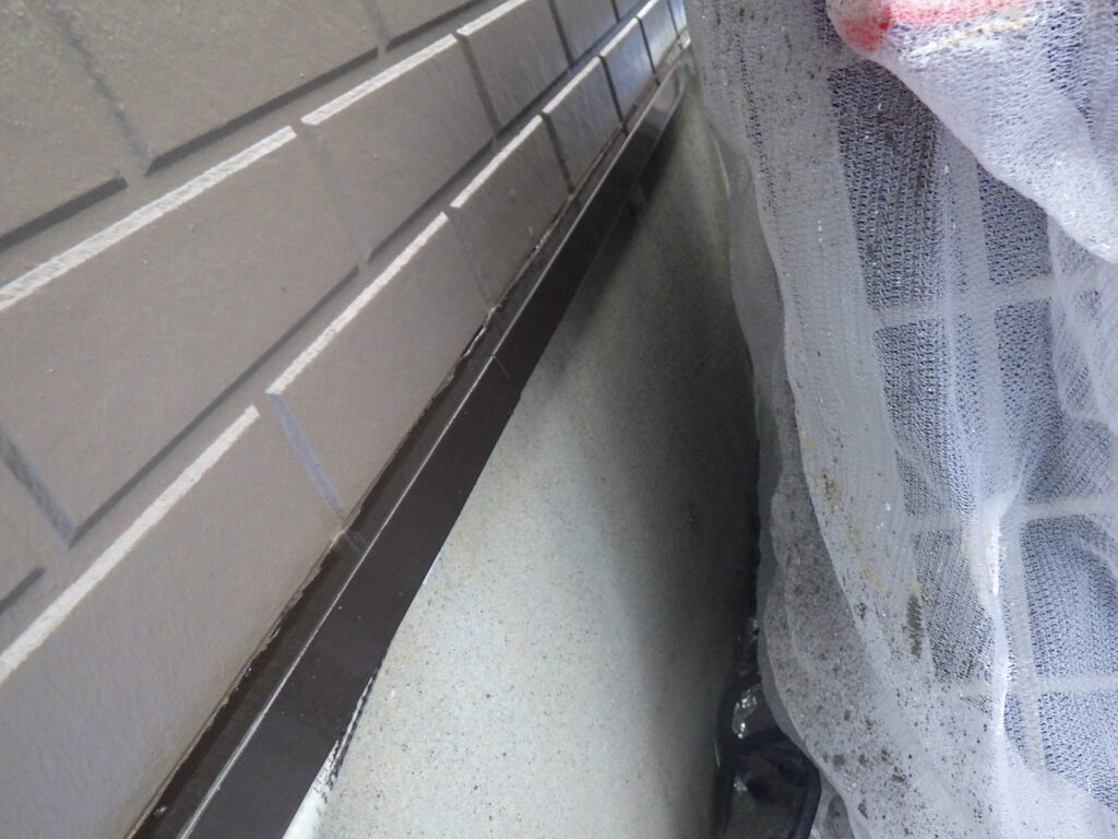 土台水切りの中塗り終了です