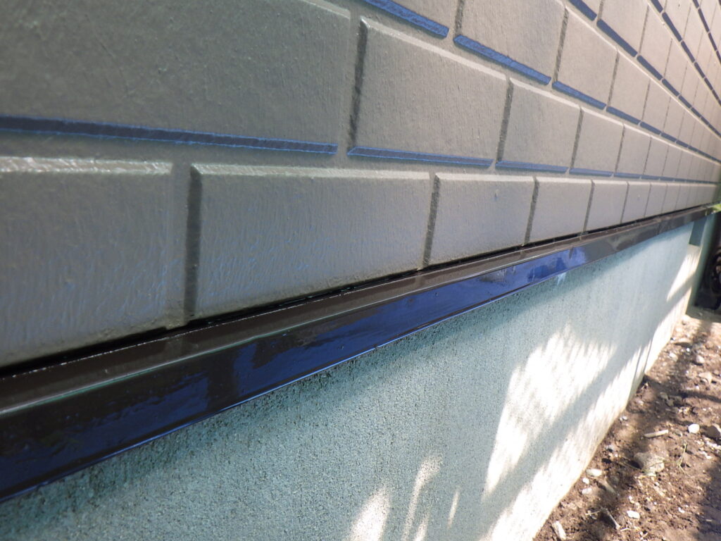 土台水切りの中塗り塗装終了です