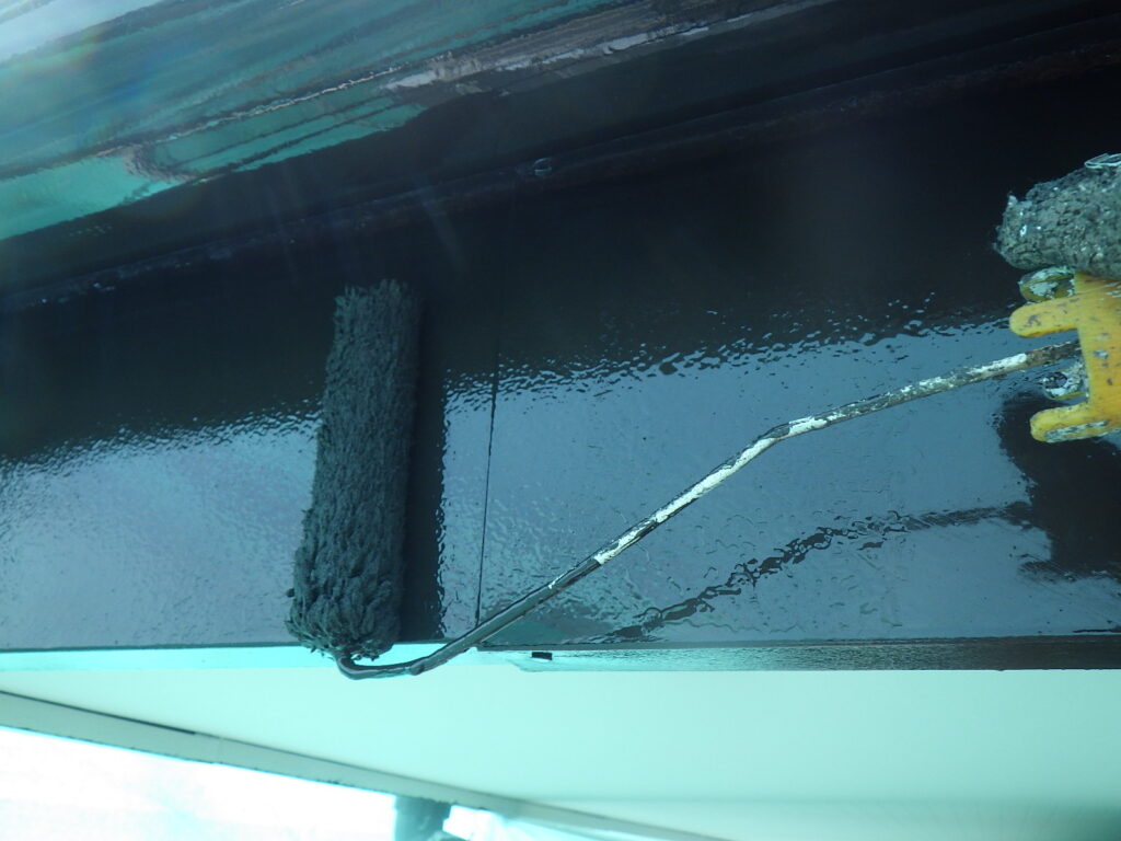 破風板金の上塗り中です