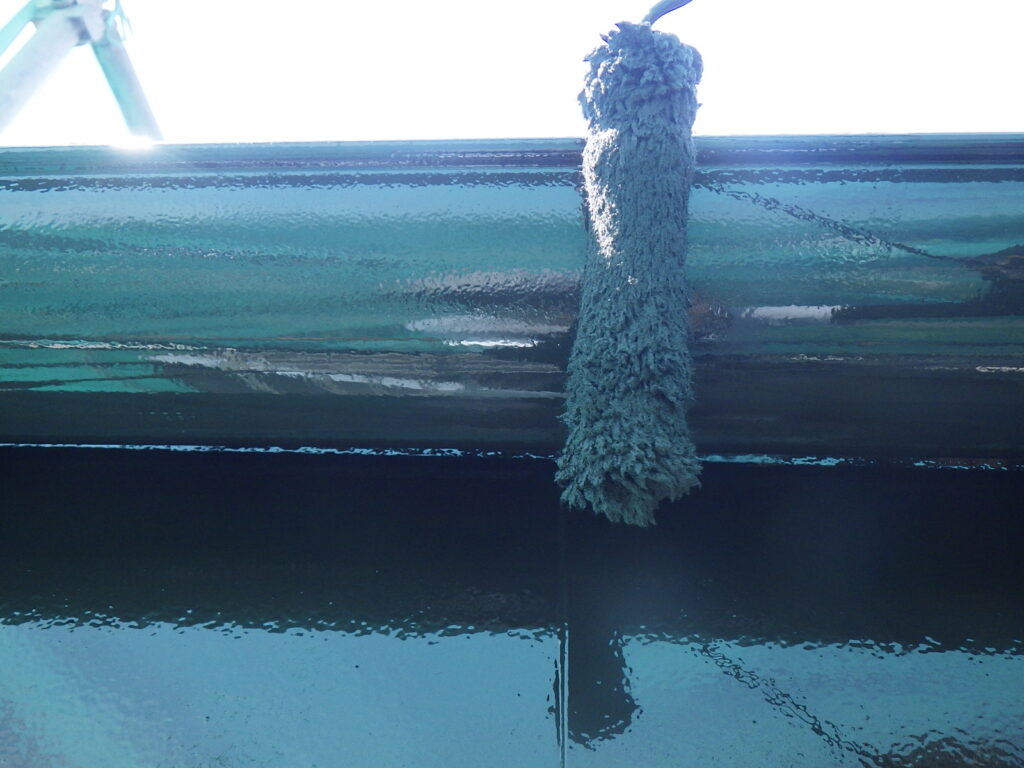 軒樋の上塗り中です