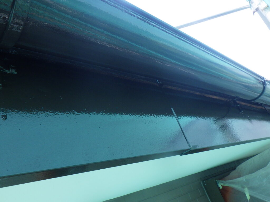 軒樋と破風板金の上塗り終了です