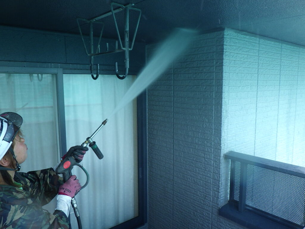 外壁の高圧洗浄中です