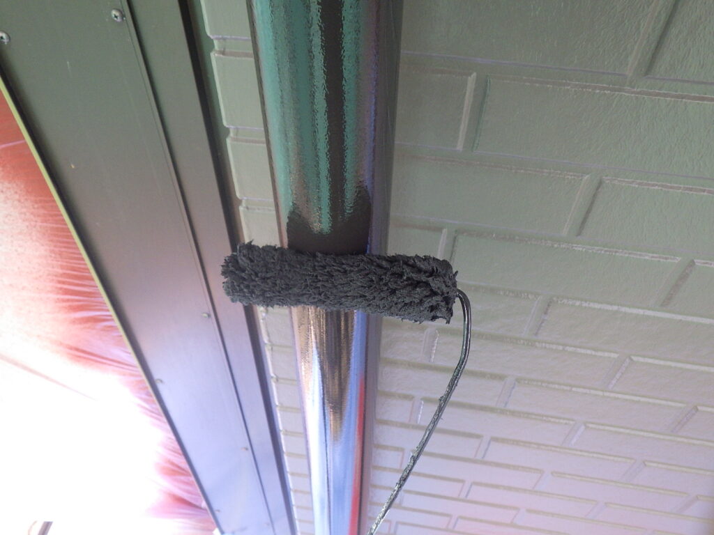 竪樋の上塗り中です