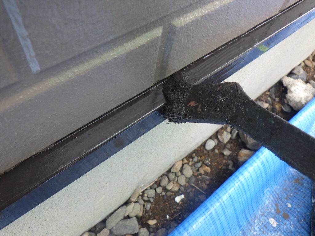 土台水切りの上塗り塗装中です