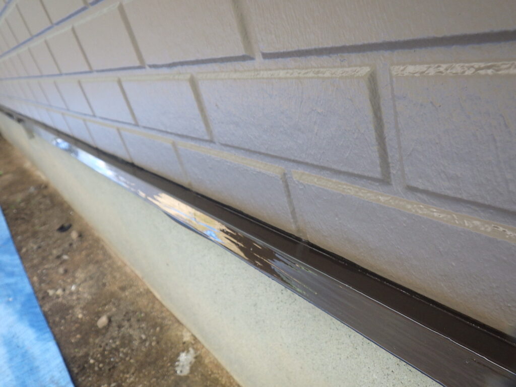 土台水切りの上塗り塗装終了です