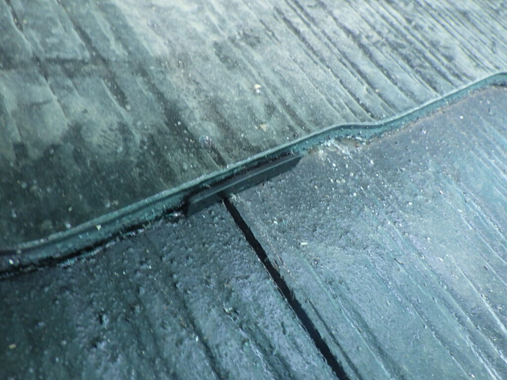 下屋根にタスペーサーを入れました